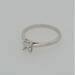 Pre Owned Platinum Princess Cut Diamond Ring ZB591